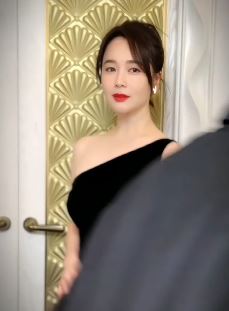 演员左小青居家玩对视变装，从素人到女神就在转眼间