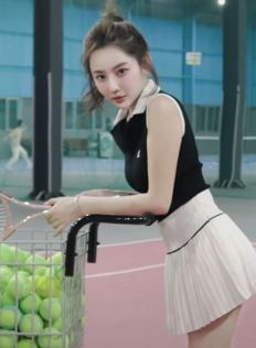 女主播「On no」分享打网球vlog,品评下小姐姐的动作是否规范!