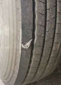 福银高速60多辆汽车被扎爆胎 肇事车也被扎未