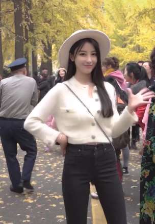 你觉得是美女跳得好,还是后面的保安大叔跳得好?