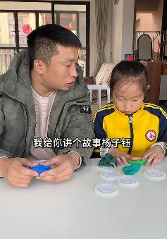 「三石的一家老小」父女日常搞笑：挺香的一碗心灵鸡汤，整洒了……！