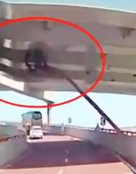 上海龙东高架巴士撞上施工吊臂致2死1伤