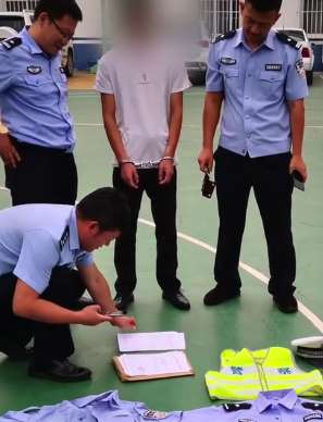 胆真大！大连一男子假冒警察收钱办事被刑拘！