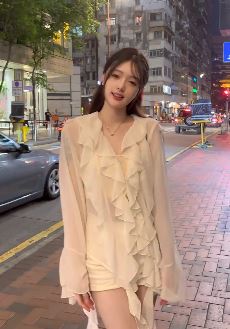 甜美小姐姐「佳馨呀」性感穿搭香港街头随拍 网友:笑起来把北极的冰都融化了