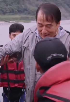 成龙片场溺水视频 65岁了还在拼