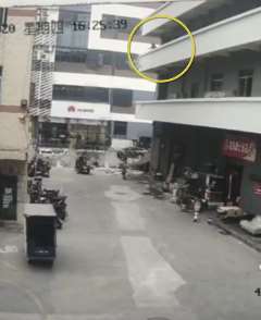 深圳一男子3楼扔铁床砸伤清洁工