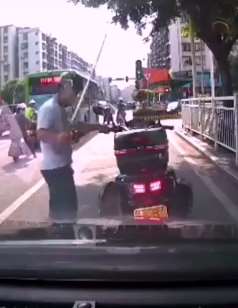 广东清远一男子路上停车 被催促后拔出一米长刀