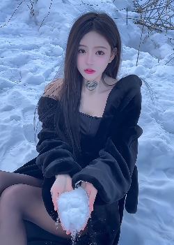 纯欲小姐姐「DJ江小白」穿黑S坐雪地上拍视频 配文:把所有的遗憾埋在雪里