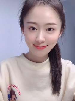 甜美小姐姐表演酒窝夹西红柿,网友:有本事一边夹一个!