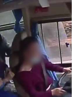 未到站下车被拒，女子连抓带打公交司机被刑拘