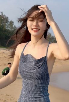 小姐姐「小微」分享海边游玩vlog 配文:生活可以五颜六色但不可以乱七八糟