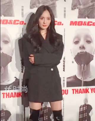 杨幂烟熏妆出席大秀,给人一种高冷惊艳之美!