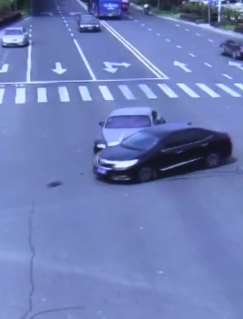 本田女司机闯红灯撞上劳斯莱斯，你知道赔多少吗？