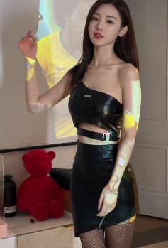 网红美女「林艺婕」分享性感穿搭,皮裙配网袜不香吗?