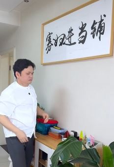 陈老斯夫妻搞笑:寡妇进当铺