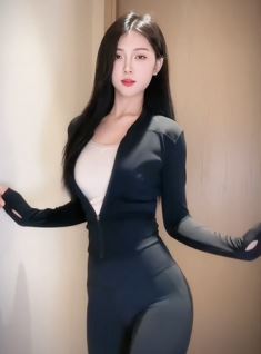 美女主播「小柠饱饱」穿紧身装居家浅跳 网友:天使的脸蛋魔鬼的身材