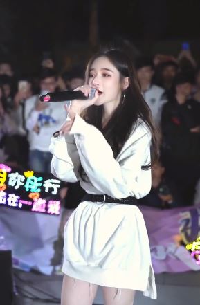 漂亮的小姐姐一首《胆小鬼》唱的真好听