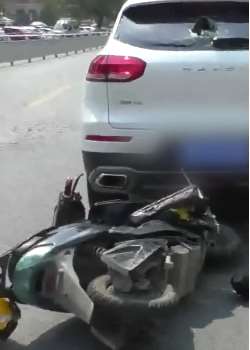 外卖小哥只顾低头看手机派单一头撞上私家车