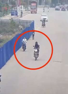 骑车看美女的后果 不是每次都这么幸运