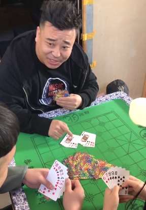 龙哥打牌从不按章法来 能带出去的就会不炸!
