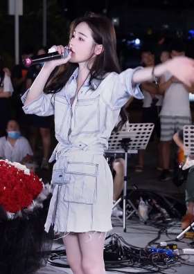 漂亮小姐姐街头cover周杰伦歌曲《回到过去》，好听没得说！