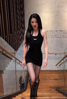 时尚小姐姐「曾雀人」黑裙配黑丝性感太撩人  网友:肤白貌美气质佳!