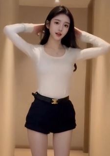 迷人小姐姐「胖头鲸」火辣穿搭居家浅跳,单身小哥哥最喜欢!