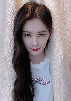 演员李一桐发抖音分享闪亮星造型,网友:怎么看怎么美