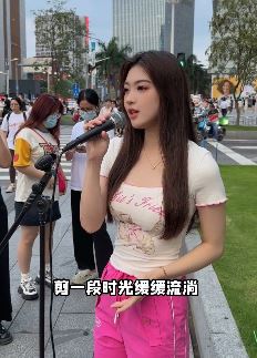 爱唱歌的小姐姐金钰晨街头翻唱《荷塘月色》网友：时光一去不复返喽，美女唱的真好听