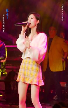 网红小姐姐「龙千里」走心翻唱《我们的爱》 网友：飞儿的歌你来唱特别有feel