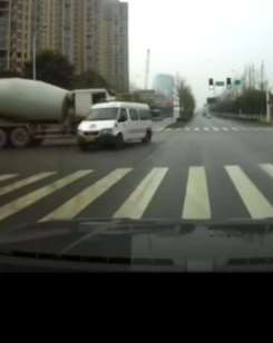 长沙一救护车与搅拌车相撞致1死4伤