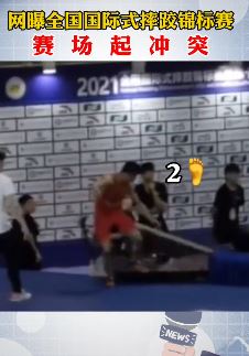 摔跤锦标赛上一教练员情绪失控打砸赛场