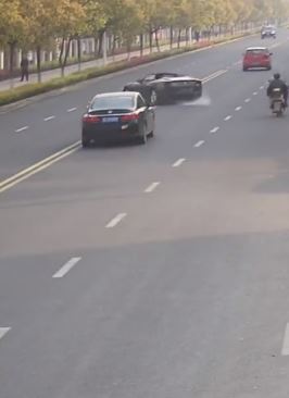 苏州一男子租法拉利谈生意 超车失控撞绿化带