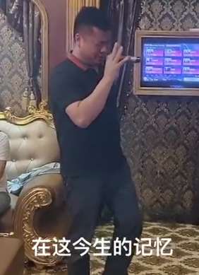 ktv里出大神,大叔一首《孟婆的碗》感动服务员!