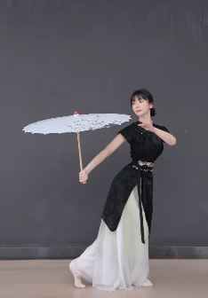 柳岩分享一段练国风舞蹈视频，江南伞舞跳得很有韵味！