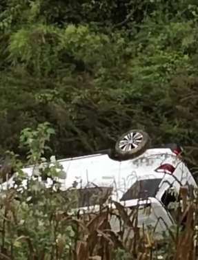 贵州一男子夜间疲劳驾驶连人带车翻下70米山谷