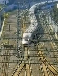 重庆一网友拍到高铁变轨过程如一条大蛇在爬行