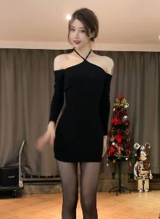 网红美女「保琳球有点胖」露肩黑裙搭黑丝跳舞 左臂纹身成亮点!