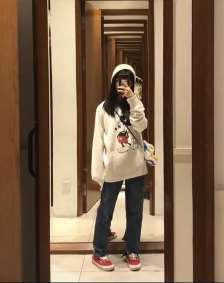 杭州一女子试衣间试衣  导购突然闯入