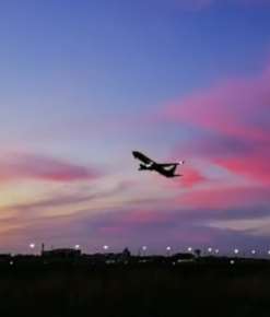 哈尔滨一老师一年跑近百次机场，只为拍摄不同季节飞机起降