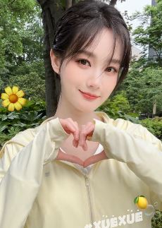演员李一桐分享日常穿防晒衣户外散步 网友:赶紧出点剧来看