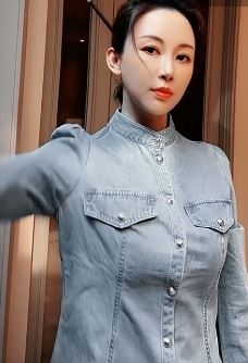 潘晓婷居家玩台球变装,配文:心中有台球,万物皆可打!