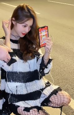好看小姐姐「Sunny」穿网袜性感街拍,网友:这个渔网网住了我的心!
