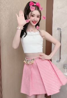 演员毛晓彤活力穿搭居家浅跳状态满满 网友：太美了，看不够