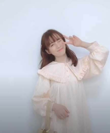 娃娃领连衣裙+小白鞋，初恋一般甜美系列穿搭