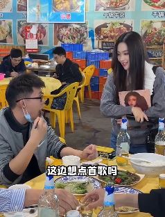 金钰晨餐馆给食客唱《女人心》，听歌看美女两不误 网友：这是哪里？我要去点歌