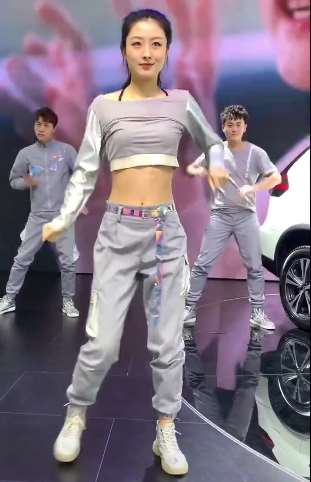 姑娘不光身材好，还且舞跳的也不错！