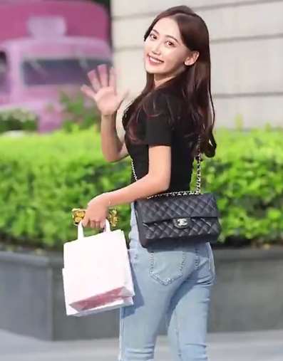 街拍美女：会笑的女人更好看，不信你看看！