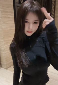 广州小姐姐「Q小瑶呀」黑色系穿搭秀完美身材 网友:一眼就爱了
