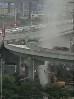 兰州一工地施工挖断天然气管道  气体喷涌十几米高